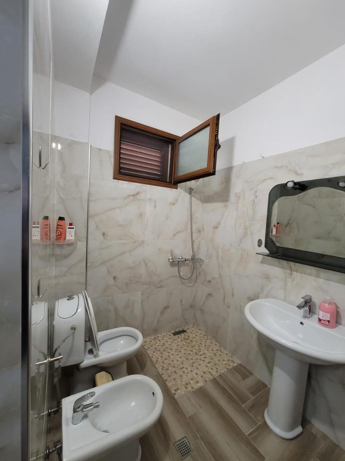Private Room On A Shared Apartament Near Durres Beach エクステリア 写真